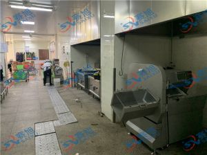 學(xué)校后廚使用《XZ-KP285砍排機》砍豬大排，技術(shù)師傅親自上門調(diào)試指導(dǎo)